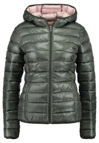 Grønne polstrede jakke med hætte, med horisontalt quiltet design, lynlås lukning og lyserød inderside. Glat, shiny tekstur.