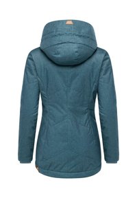 Turkusowa ocieplana kurtka z kapturem, o gładkiej fakturze, dopasowanym kroju i dyskretnych szwach zapewniających dodatkowe ciepło.