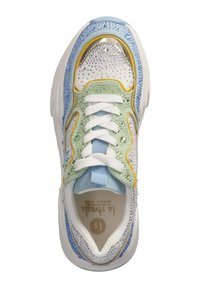 Sneaker mit einer Mischung aus Materialien in Silber, Grün und Blau, mit dekorativen perlenartigen Akzenten und weißen Schnürsenkeln. Abgerundete Zehe und gepolsterte Sohle.