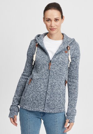 Sweatshirt zippé à capuche en tissu tricoté bleu avec cordons blancs et accents en cuir marron. Dispose de poches latérales et de poignets côtelés.