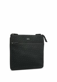 Borsa a tracolla sintetica nera con un motivo testurizzato, chiusura con zip superiore e tasca frontale con zip. Presenta un logo sulla parte anteriore.