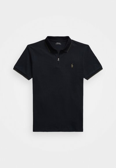 Mornarska polo majica iz bombaža, z zadrgo na ovratniku, kratkimi rokavi, kontrastnim šivom in majhnim vezenim logotipom na prsih.