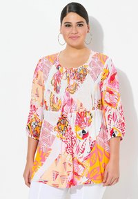 Blusa colorata e patterned con scollatura rotonda e dettaglio con coulisse. Realizzata in tessuto leggero con motivi geometrici in rosa, arancione e bianco.