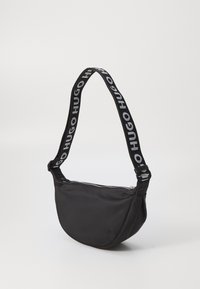 Borsa a spalla nera in nylon con forma arrotondata, dotata di una cerniera argentata e di una tracolla con logo in bianco e grigio.