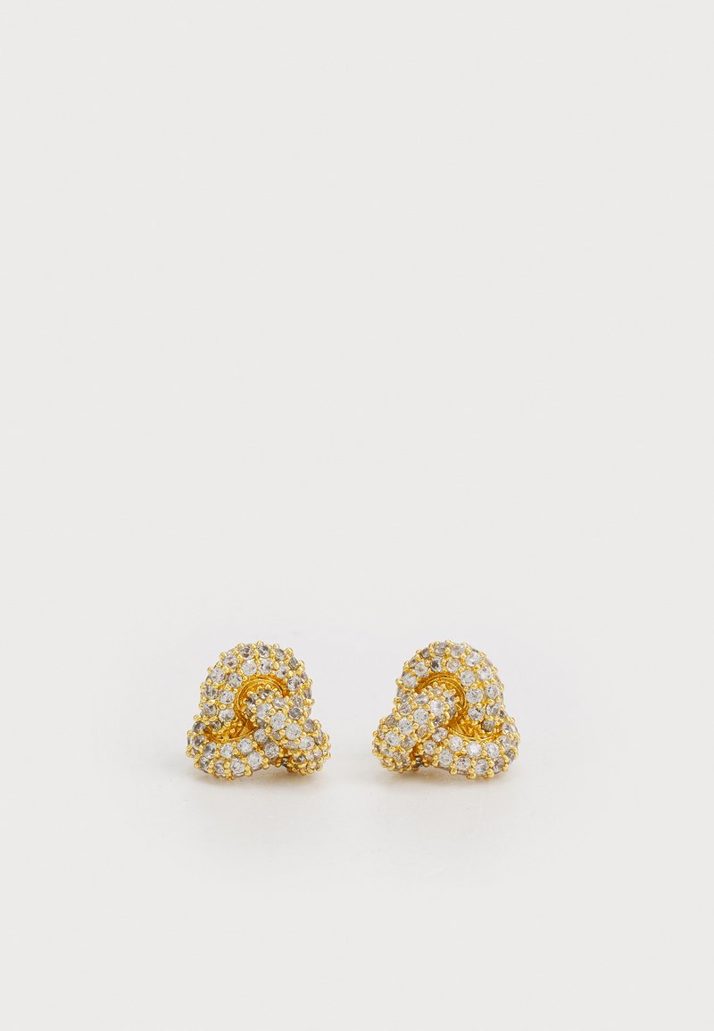 Brincos em tom de ouro com design entrelaçado, apresentando strass transparentes definidos dentro de uma moldura metálica texturizada. Forma compacta e simétrica.