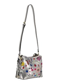 Ezüst fémes kézitáska ívelt formával, színes foltokkal és hangulatjelekkel díszítve. Vállpánttal és fémes kiegészítőkkel rendelkezik.