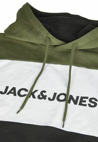 Capuchontrui in olijfgroen, met witte en zwarte strepen. Voorzien van trekkoorden en een gedrukt logo "JACK&JONES" in vetzwart lettertype. Van katoen.