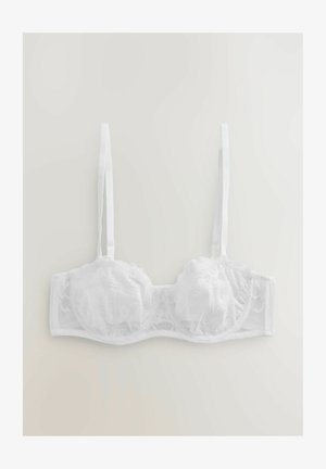 Fehér csipkés melltartó puha kosarakkal, fodros széllel és állítható pántokkal. Átlátszó hálós kialakítása virágmintás részletekkel rendelkezik.