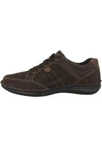 Scarpa casual in suede marrone con punta rotonda, cuciture a contrasto, chiusura con lacci e suola in gomma testurizzata. Presenta tocchi decorativi sui pannelli laterali.