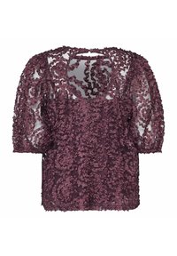 Lilla blondebluse med korte puffede ærmer, der har et tekstureret blomsterpattern, scoop-halsudskæring og knaplukning bagpå.