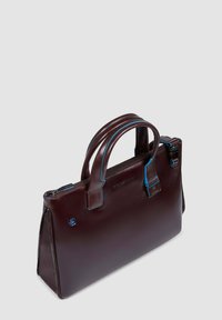 Bolso de mano de cuero marrón con acentos azules, forma rectangular delgada, con dos asas y cierre con cremallera, que presenta un logo en la parte frontal.