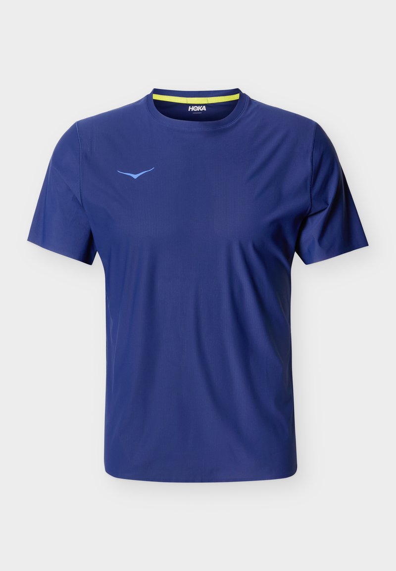Maglietta sportiva a maniche corte di colore blu navy con collo rotondo, piccolo logo azzurro chiaro sul petto a sinistra e bordo giallo all'interno del colletto.