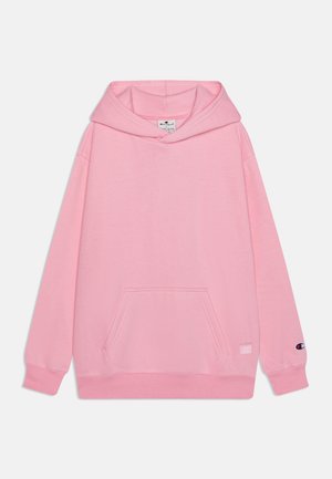 Różowa bluza Champion z kapturem, z przednią kieszenią kangurzą i małym logo na lewym mankiecie rękawa, przedstawiona na białym tle.