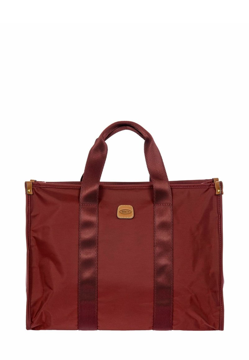 Borsa a tracolla in nylon rosso con manici in tessuto doppi, forma rettangolare e una patch in pelle marrone con logo sul fronte. Texture liscia.