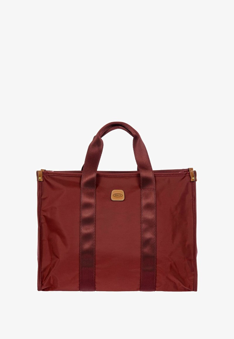 Borsa a tracolla in nylon rosso con manici in tessuto doppi, forma rettangolare e una patch in pelle marrone con logo sul fronte. Texture liscia.