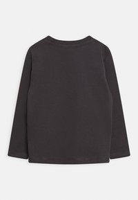 Camisa de manga larga en algodón gris oscuro, con cuello redondo y líneas simples y limpias sin patrones o acentos visibles.