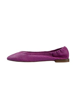 Zapato plano de material tejido morado, con punta afilada y un cuello flexible fruncido. Presenta una pequeña suela marrón.