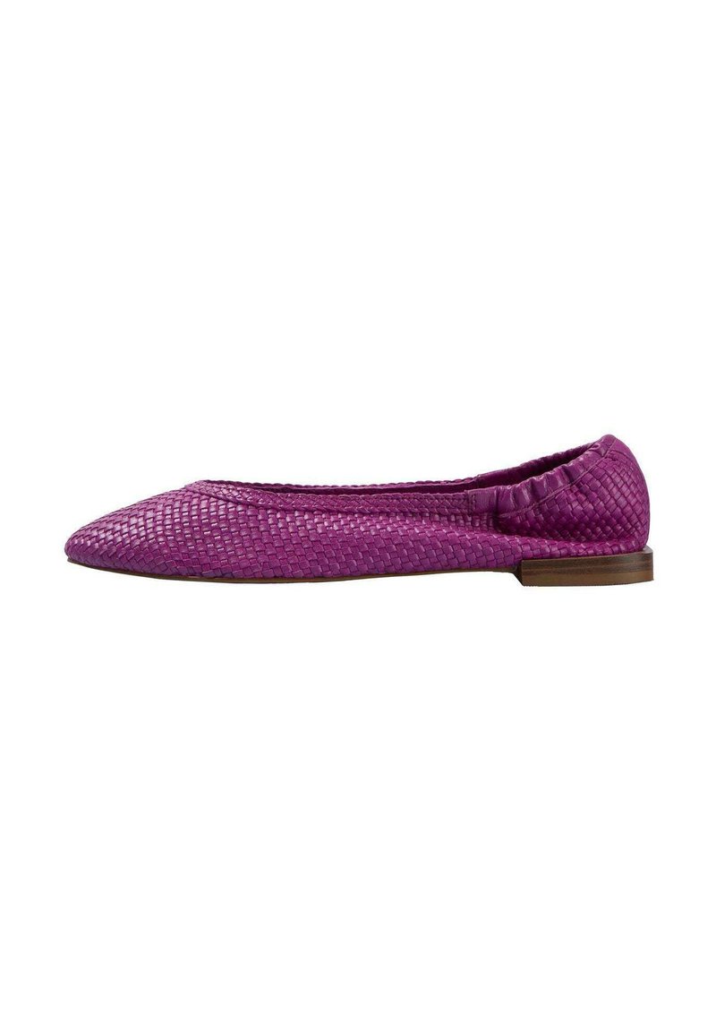 Zapato plano de material tejido morado, con punta afilada y un cuello flexible fruncido. Presenta una pequeña suela marrón.