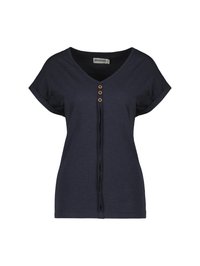 T-shirt blu navy a maniche corte con scollo a V, dotato di tre bottoni in legno e una vestibilità rilassata. Tessuto morbido con una texture liscia.