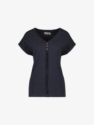 T-shirt blu navy a maniche corte con scollo a V, dotato di tre bottoni in legno e una vestibilità rilassata. Tessuto morbido con una texture liscia.