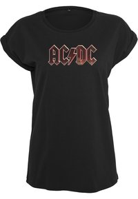 Juoda medvilninė marškinėliai su apvyniotomis rankovėmis, puikuojantis metaliniu raudonu ir sidabriniu AC/DC logotipu, parašytu ryškiu, kampuotu šriftu ant priekinės dalies.