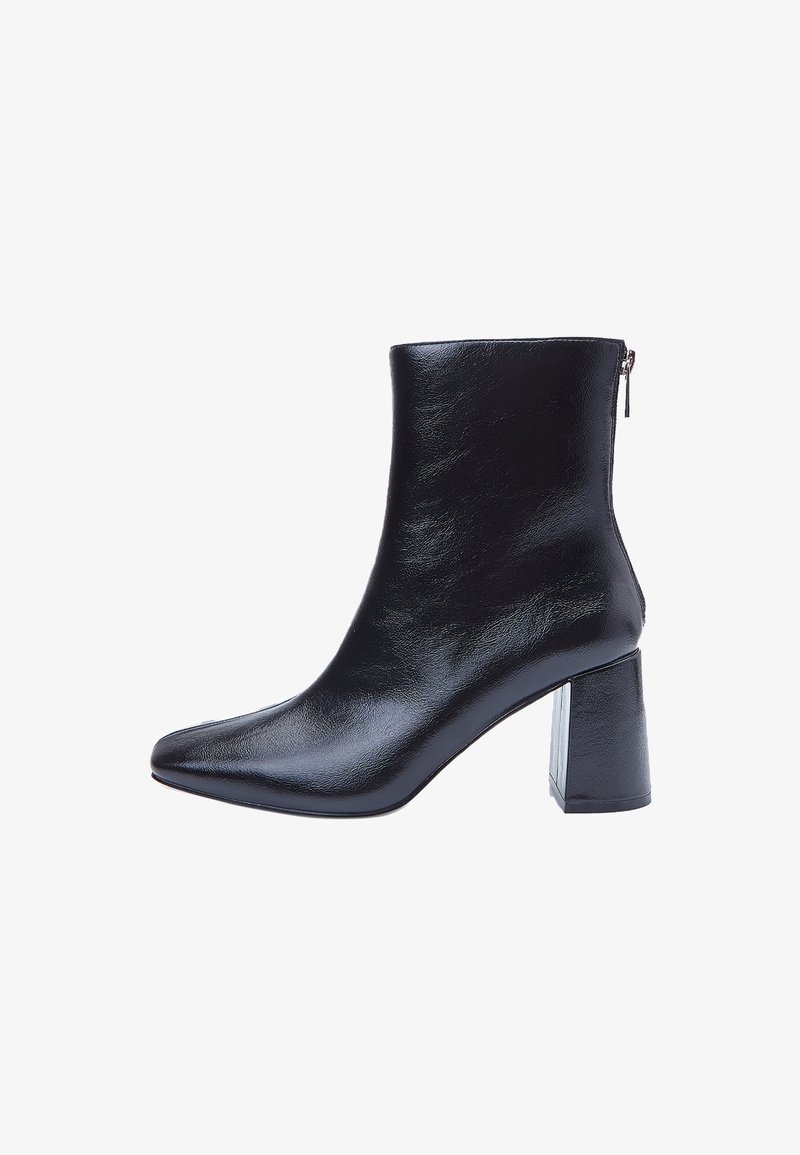 Bottes mi-mollet en cuir noir avec un bout carré et un talon bloc épais. Elles présentent une texture lisse et brillante et une fermeture éclair à l'arrière.