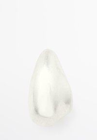 Zilveren abstract beeldhouwwerk met een gladde, glanzende oppervlakte en een afgeronde, verlengde vorm, gekenmerkt door een zachte, reflecterende textuur.