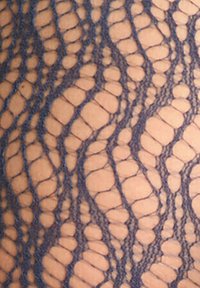 Tessuto di pizzo blu marina con un design aperto, simile a una rete, caratterizzato da forme arrotondate e dimensioni variabili dei fori. Texture liscia su uno sfondo chiaro.