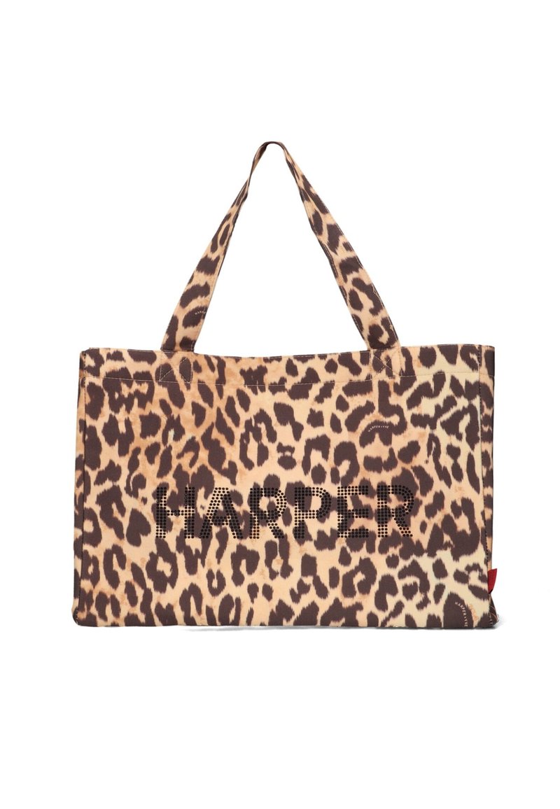 Sac fourre-tout à imprimé léopard mettant en avant un grand design "HARPER" en noir, fabriqué en tissu avec des poignées renforcées pour plus de durabilité.