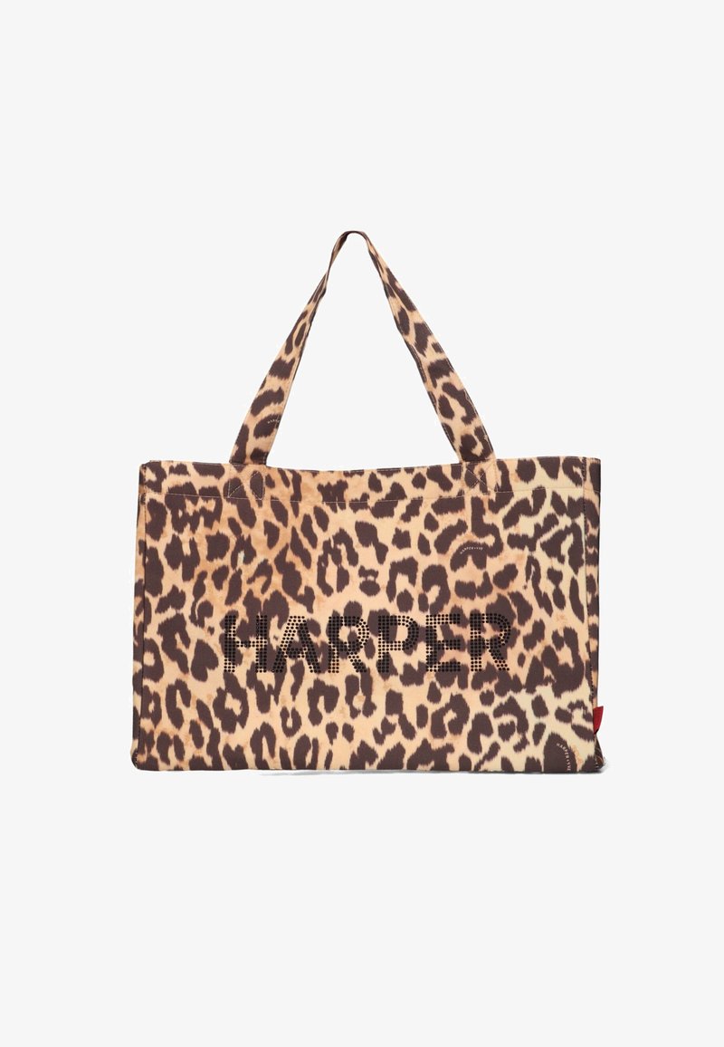 Sac fourre-tout à imprimé léopard mettant en avant un grand design "HARPER" en noir, fabriqué en tissu avec des poignées renforcées pour plus de durabilité.