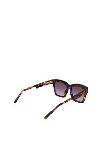 Lunettes de soleil en écaille noire et violette avec une monture géométrique, des verres dégradés et des branches fines ornées d'accents vibrants.