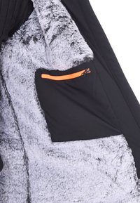 Giacca nera con un morbido rivestimento interno in pelliccia ecologica grigia, dotata di una tasca frontale con zip arancione. Materiale esterno liscio con una finitura interna testurizzata.