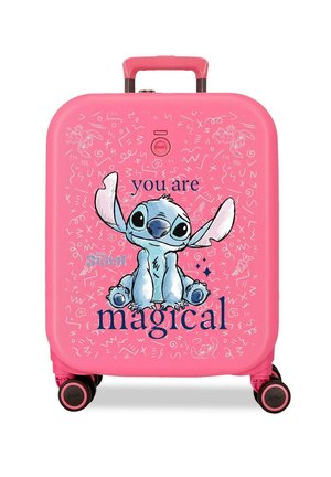 Maleta rosa con el personaje de dibujos animados Stitch, rodeada de garabatos, y texto "eres mágica" en el frente, con cuatro ruedas negras y rosas.