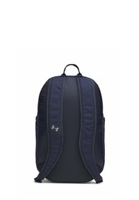 Zaino blu navy con spallacci imbottiti, tasche laterali doppie e un accento con logo. Realizzato in tessuto resistente; design elegante con una forma arrotondata.