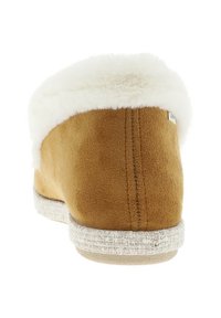 Pantoufle en suède marron avec doublure en fourrure synthétique blanche en haut. Semelle en caoutchouc texturée avec un détail de couture de couleur claire.