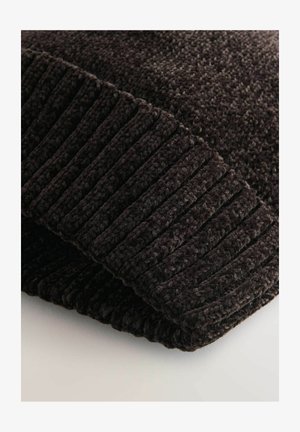 Sötétbarna, texturált takaró bordás széllel. Puha, plüss anyag, finom árnyalatváltozásokkal a mélység érdekében. Téglalap alakú.
