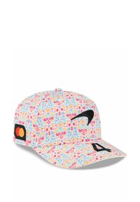 Kappe mit einem pastellfarbenen Blumenmuster in Rosa, Blau und Gelb. Verfügt über ein schwarzes Nike-Logo und ein rundes Patch mit einem roten und gelben Grafikdesign.