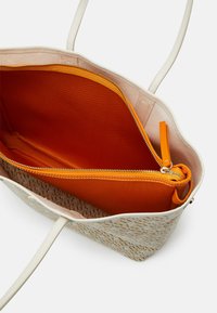 Borsa a spalla con motivo esterno intrecciato in azzurro chiaro e beige. Interno arancione con tasca con zip. Due manici per la spalla.