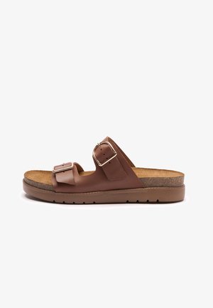 Brązowa skórzana klapka z dwoma regulowanymi paskami i metalowymi klamrami. Teksturowana korkowa wkładka i gumowa podeszwa zapewniająca przyczepność.
