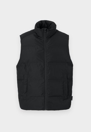 Zwarte mouwloze puffer vest met hoge kraag, ritssluiting aan de voorkant en twee zijzakken; gemaakt van zachte, geïsoleerde stof.