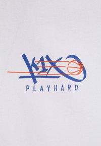 Weiße Stoffoberfläche mit einem blauen Grafikdesign, das den Text „KIX PLAYHARD“ und ein orangefarbenes Basketballsymbol zeigt und damit ein sportliches Design kreiert.