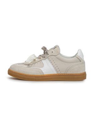 Baskets basses beiges avec des panneaux en daim et cuir, semelle en caoutchouc marron, lacets beiges noués en nœud, vues de côté.