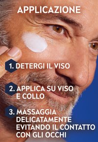 Primo piano del volto di una persona che applica una crema idratante bianca; testo che indica i passi per la cura del viso su uno sfondo blu.