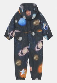 Bakvy av en svart jumpsuit med ett rymdtemat tryck med planeter, stjärnor och himlakroppar. Elastisk midja och huva.