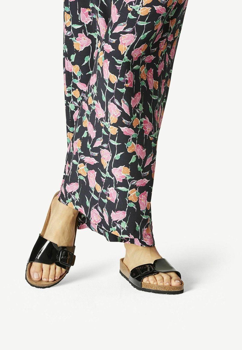 CC FLAT MULES 25S IN BLACK PATENT LEATHER