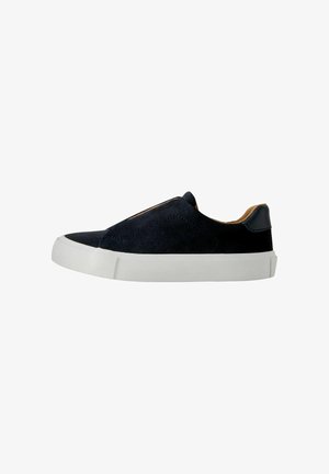 Fekete slip-on sportcipő fehér gumitalppal és bézs belső béléssel, oldalnézet fehér háttéren.