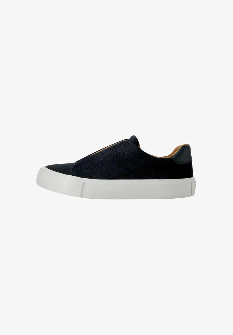 Baskets slip-on noires avec semelle en caoutchouc blanche et doublure intérieure beige, vue de côté sur fond blanc.