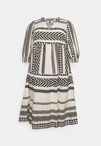 Vestido estampado en blanco y negro con diseños geométricos, que cuenta con una cintura fruncida, mangas de tres cuartos y un dobladillo a la altura de la rodilla.