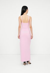 Μακρύ ροζ εφαρμο�στό φόρεμα με τιράντες spaghetti, που διαθέτει τετράγωνη λαιμόκοψη και ομαλή, ελαστική υφή που φτάνει μέχρι τους αστραγάλους.