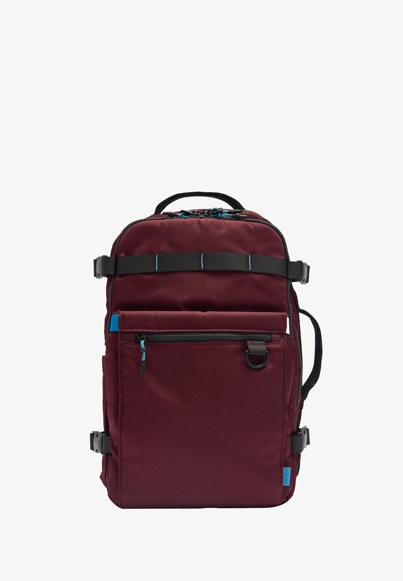 Bordowy plecak z niebieskimi akcentami, wyposażony w wyściełane szelki, przednią kieszeń na zamek oraz regulowane boczne klamry, wykonany z trwałego materiału.